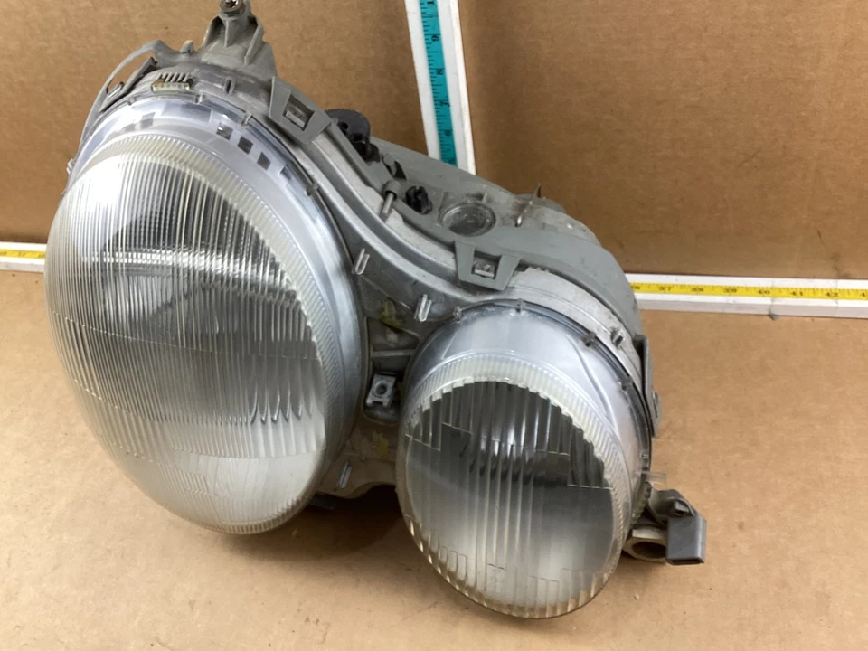 Передняя правая фара в сборе со стороны пассажира для Mercedes-Benz E320 1996-1999 годов выпуска - Изображение 3 из 4