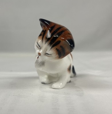 Vtg Royal Doulton Brown Tabby Kitten Cat Cleaning Paw HN2583 England