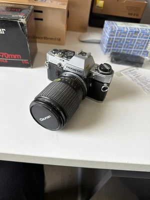 App pho Olympus OM10 avec notice + Zoom Ozunon 35-70 mm 1:3,5-4,8+ flash SUNPAK - Photo 1/4