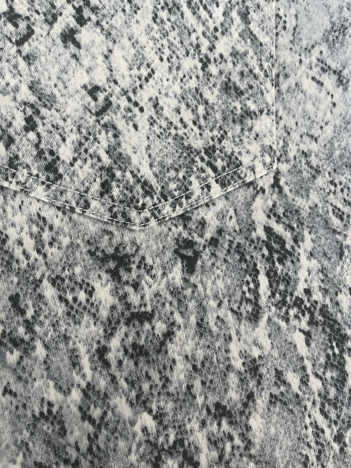 Code Bleu Snakeskin Patterned Cuffed Hem Shorts S… - image 3