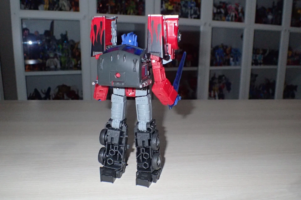 Transformers Generations Legacy G2 Universe Laser Optimus Prime - Imagen 3 de 4