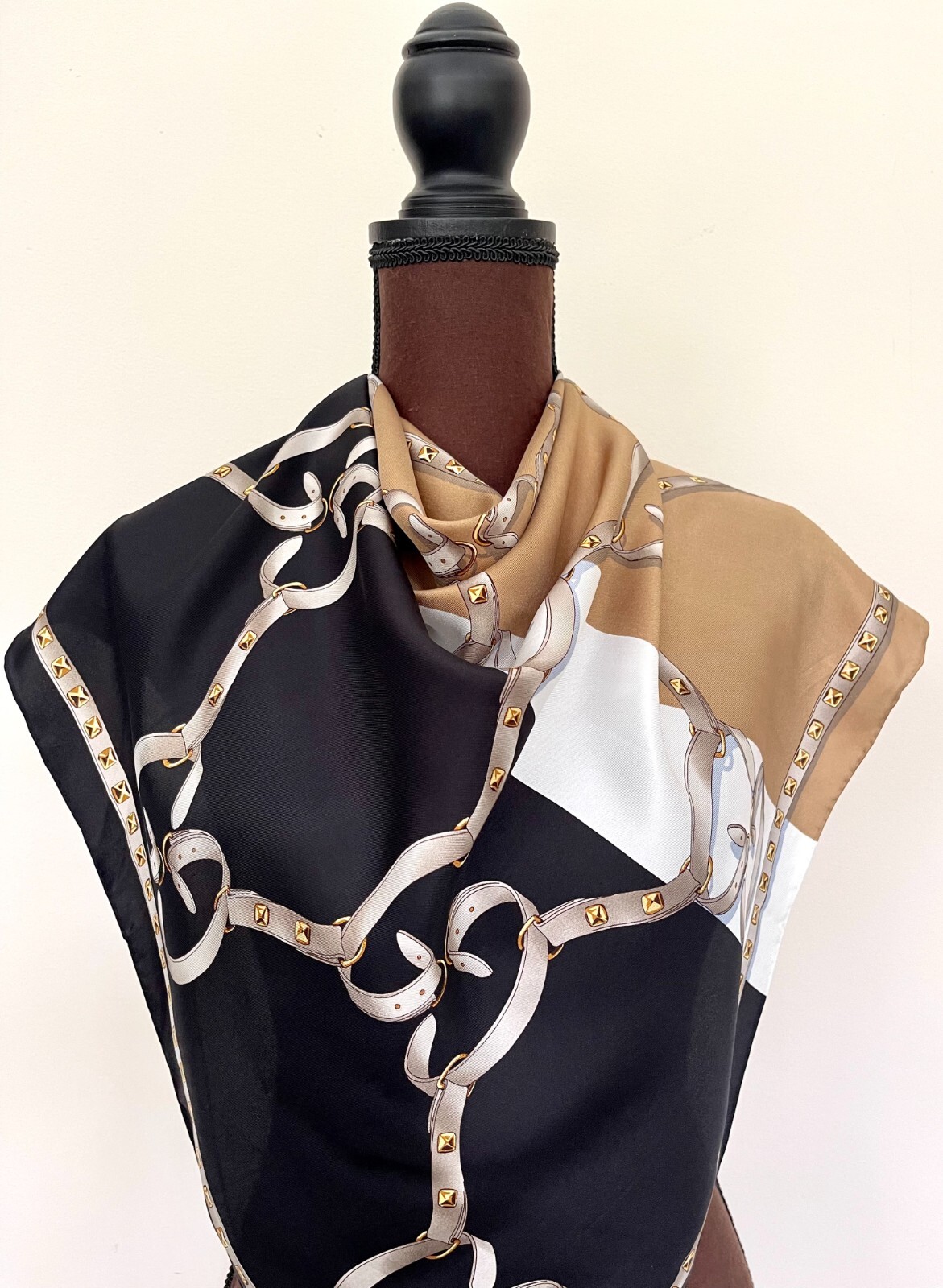 Display Gucci Scarf GG Logo Straps Chains Beige Black Silk Wrap with