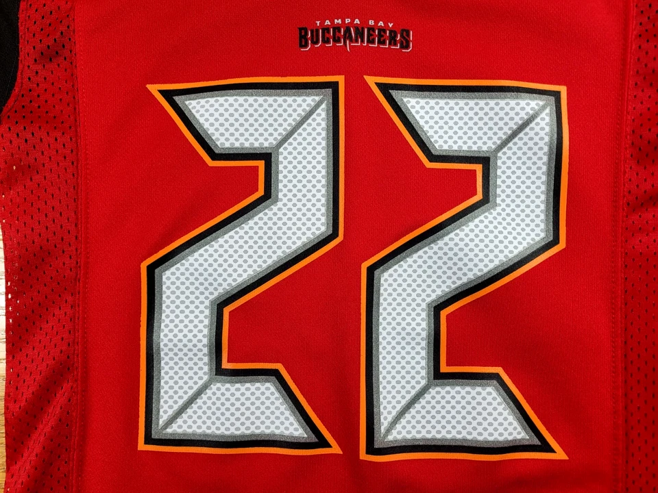 Camiseta de fútbol americano de los Tampa Bay Buccaneers juvenil pequeña (8) roja gris para niños Doug Martin Foto 2 de 4