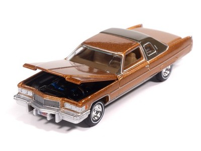 Auto World 1:64 1976 Cadillac Coupe DeVille Amberlite Firemist