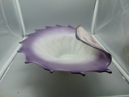 Cuenco plegable de vidrio artístico blanco y púrpura 13x4 pulgadas Único y bonito también - Imagen 2 de 4