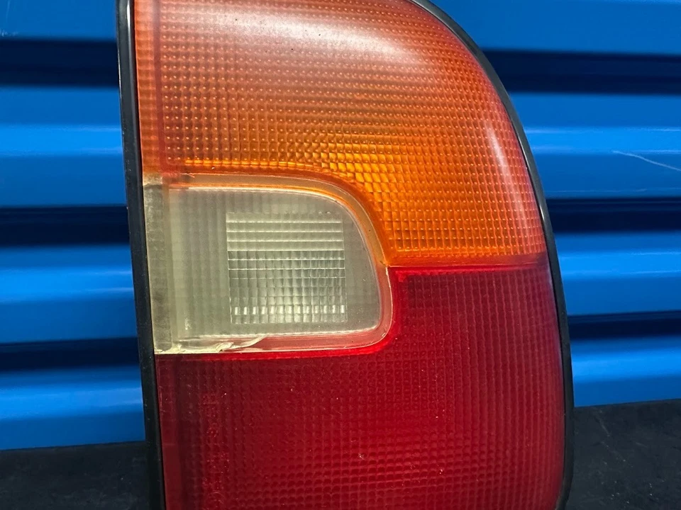 Luz trasera lateral derecha Toyota RAV4 RAV 96-97 4 pasajero lámpara de freno derecha OEM *leer* Foto 3 de 4