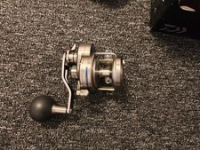 Daiwa Saltiga 15 HL Linkshand Multirolle