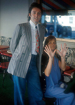 Paul & Linda McCartney outside the Stanhope Hotel in NYC; 1977 Old Photo 1
