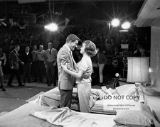 DICK VAN DYKE AND MARY TYLER MOORE ON SET - 8X10 PUBLICITY PHOTO (ZY-853)