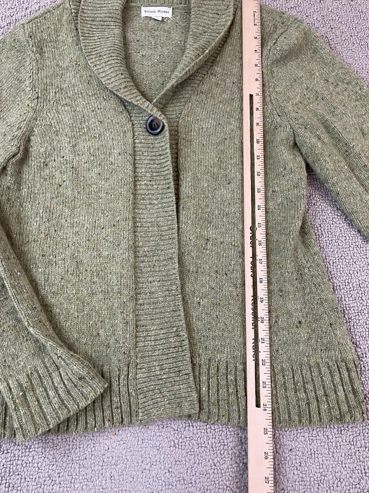 Suéter verde Studio Works para mujer talla pequeña con un botón y cuello mezcla de lana Foto 3 de 4