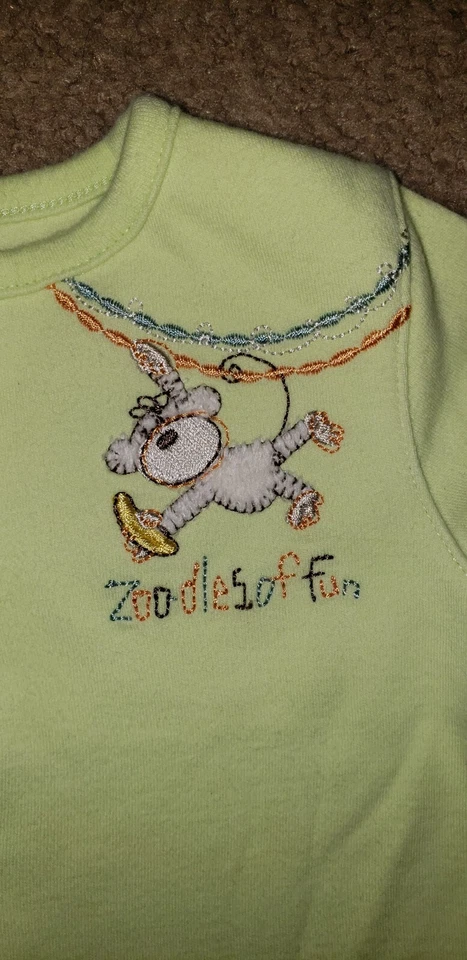 First Moments una pieza frente a presión, verde claro, animales bordados. Talla 0-3... Foto 2 de 4