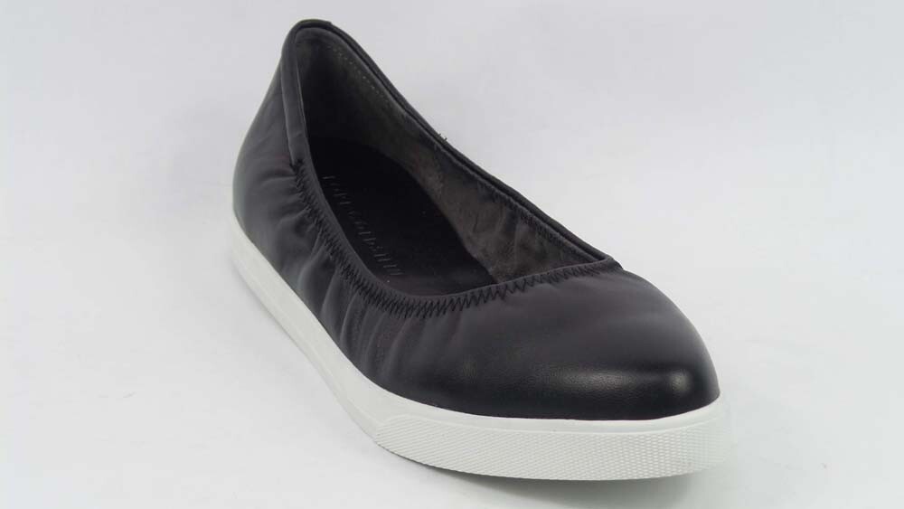 Слипоны из коллекции Lori Goldstein на плоской подошве из кожи на резинке черного цвета