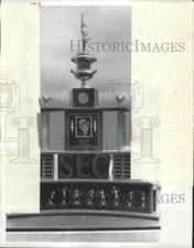 1978 Press Photo Bernie Moore Overall Southeastern Conference All-Sports Trophy