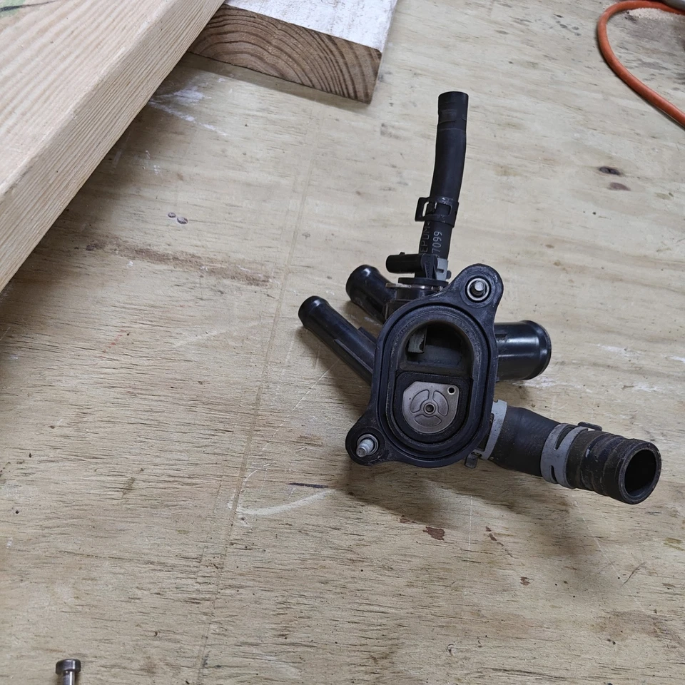 Salida de agua ACDelco 12707589 para modelos seleccionados Buick Chevrolet GMC 16-23 Foto 2 de 2