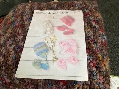 James C Brett Double Knit Pattern JB688 Mütze und Stiefel Sets Prem bis 1/2 Jahre
