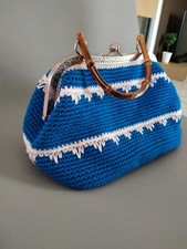 Borsa clic clac realizzata a mano ad uncinetto, internamente foderata.