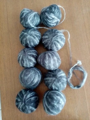 Lot 10 pelotes de mohair poils longs chinés noires gris et blanches 50 gr neuves - Photo 1/4
