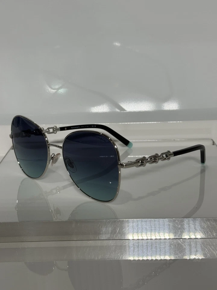 Gafas de sol para mujer Tiffany & Co. TF3086 6001/9S de metal plateado Foto 3 de 4