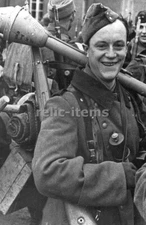 WW2 PICTURE PHOTO GERMAN SOLDIER WITHA A PANZERFAUST 6556