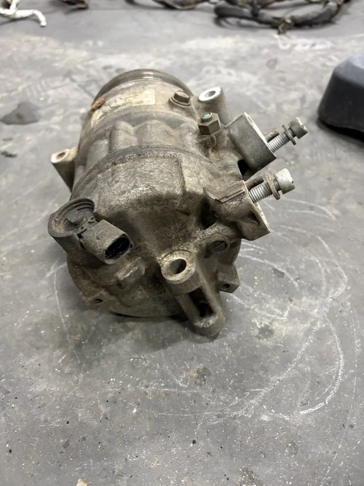 Compresor de aire acondicionado usado se adapta a: Volkswagen Jetta 2012 exc. City Sdn 2,0 L Foto 3 de 4