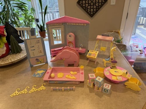 Mattel Heart Family Sunshine Fun and School Playset - Vintage 1988- 31 Pieces **