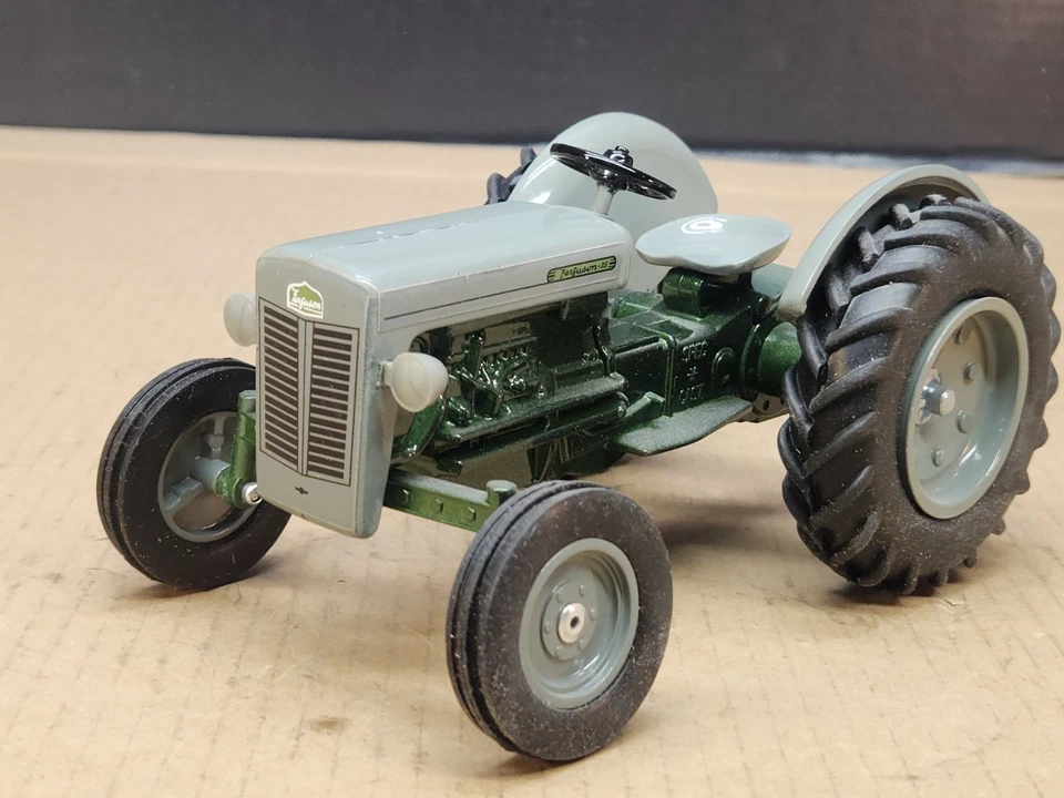 Tractor SpecCast Massey Ferguson 35 Edición Regular PSOO 2708 1/16 Coleccionista Foto 3 de 4