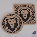 Untersetzer Eckig Rund - Holz + Kunststoff - Starker Löwe