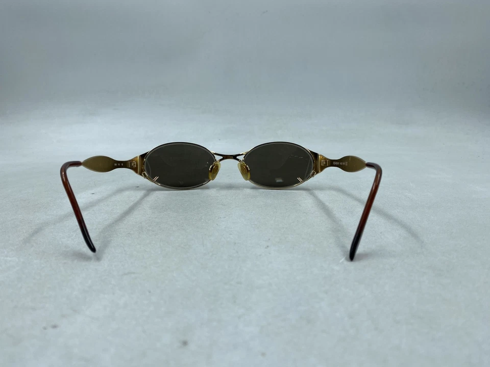 Gafas de sol para mujer Yves Saint Laurent doradas ovaladas de metal marrón Foto 3 de 4