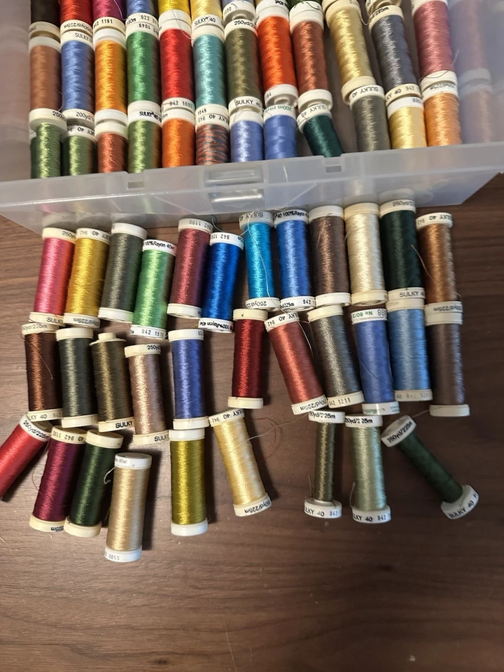 Lote de 104 carretes SULKY #942 hilo 250y 40 Wt. Rayón colores mezclados con estuche Foto 4 de 4