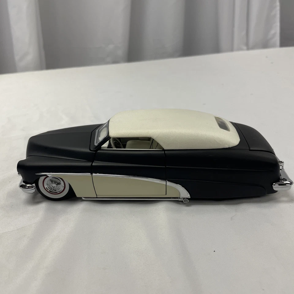 Danbury Mint 1951 Mercury Custom 1:24 Scale Diecast Model Car No Box Black/White - Image 2 of 4