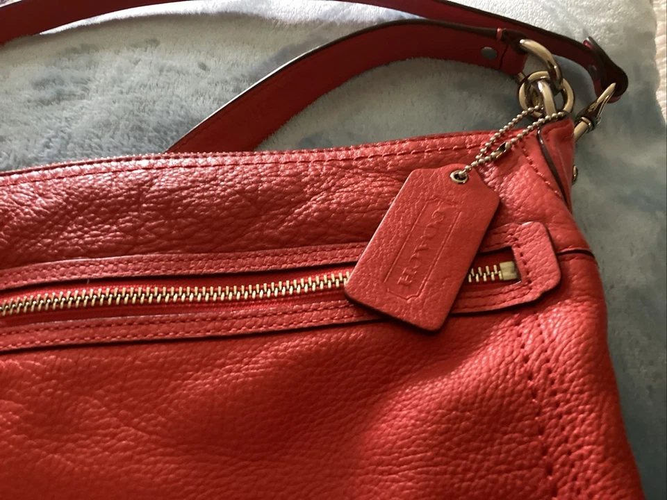 Bolso Bandolera Coach de Cuero Rojo Herrajes Plateados Forro Negro Correa Foto 2 de 4