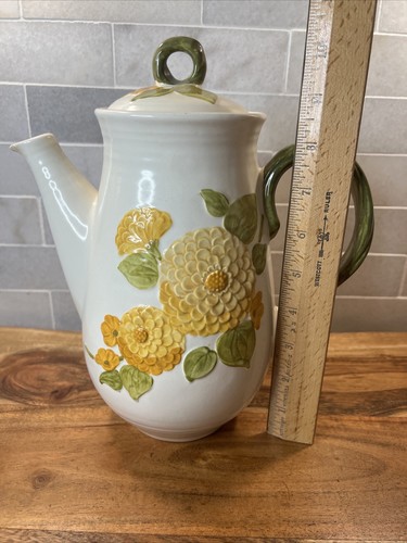 Metlox Sculptured Zinnia Coffee/Tea Pot With Lid, Mid Century chip on spout - Picture 11 of 11