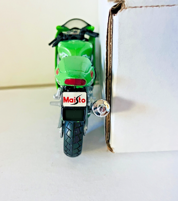 Kawasaki Ninja ZX-12R Motorcycle 1:18 Scale Diecast/Plastic Maisto