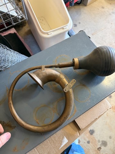 Full turn antique car squeeze bulb horn