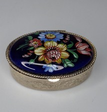 SMALL PORCELAIN LIDDED SILVERTONE DECORATIVE PILL BOX.