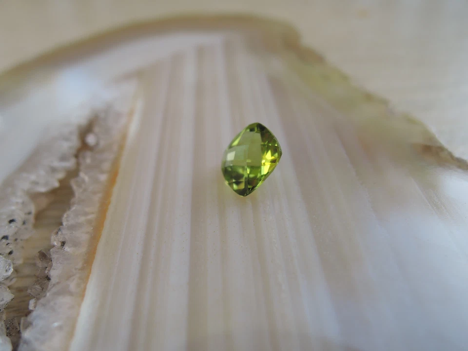 Echter Peridot Antik facettiert Edelstein Fasserstein 68 - Bild 3 von 4