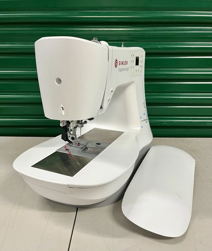 Singer Featherweight C240 IEF Even Feed Sewing Machine TESTED WORKS - Image 2 of 4