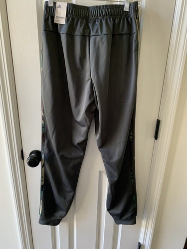 Pantalones deportivos Adidas Essentials para hombre regulares cónicos 3 rayas camuflados talla pequeña nuevos con etiquetas - Imagen 9 de 11