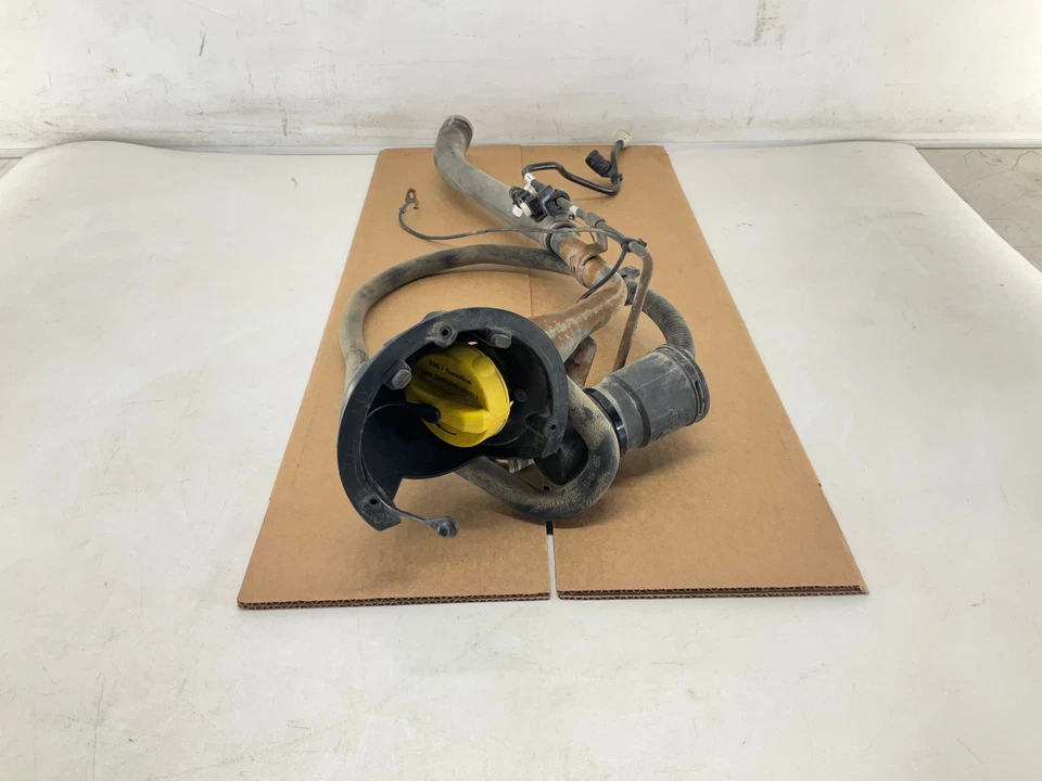 Tubo de llenado de tanque de combustible de cabina y media 13-24 RAM 1500 4x4 ST con manguera de vapor OEM Foto 2 de 4