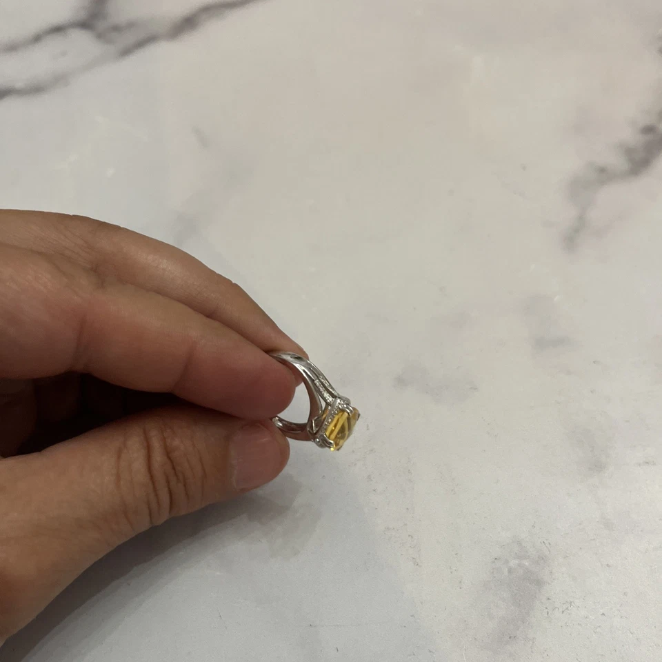 Oro blanco de 14 quilates 4,3 gramos con topacio amarillo y diamante de 26 puntos talla 7 Foto 3 de 4