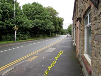 Foto 6x4 Bäume Seite der Afon Road, Llangennech Cae-gors Häuser auf der Cam c2015