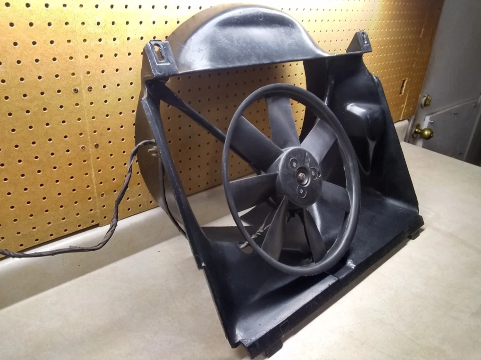 Cubierta de ventilador y ventilador auxiliar GM usados de colección, Corvette C3 1979-82, # 14028585, fecha 1980 Foto 2 de 4