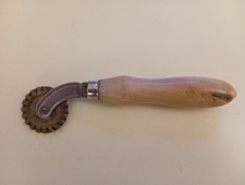Speronella/Rotella taglia pasta in acciaio inox con manico in legno - vintage 