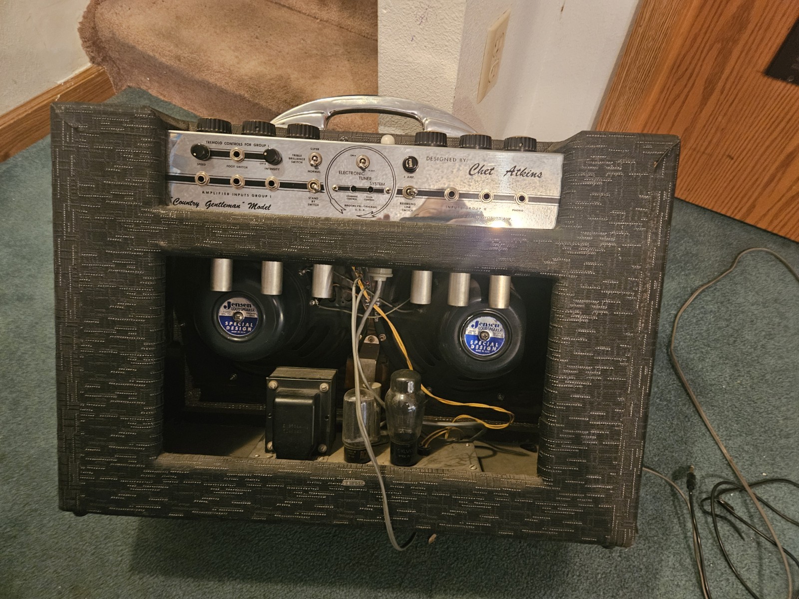 GRETSCH  CHET ATKINS  TUBE  GUITAR AMPLIFIER  VINTAGE    POWERS ON  PARTS REPAIR