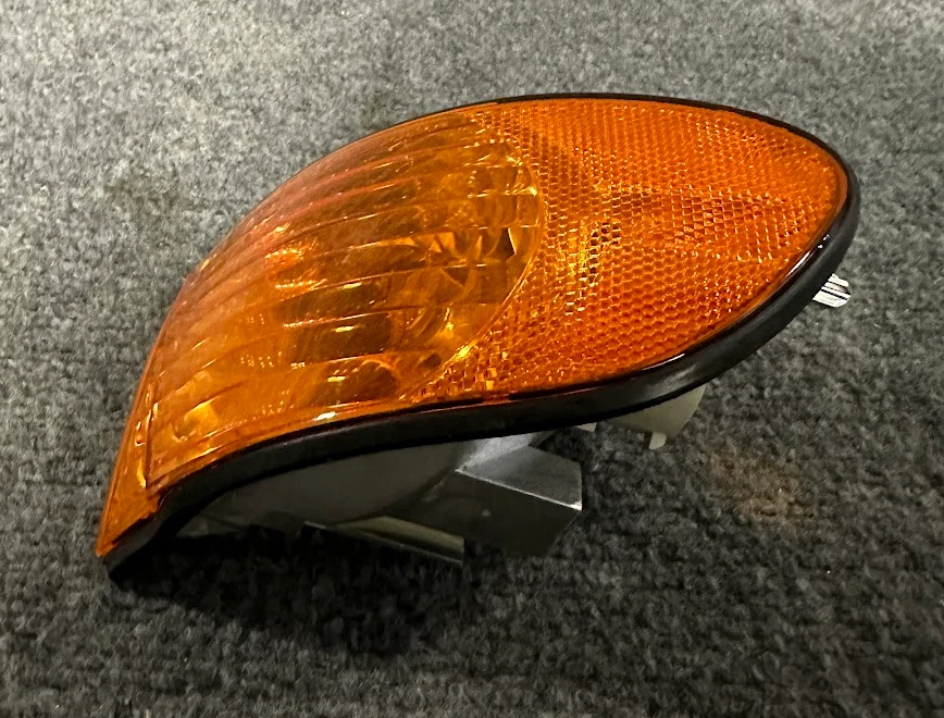 Передний правый указатель поворота Bosch — 1 315 106 942 / 8 379 108 — для BMW 7 серии - Изображение 3 из 4