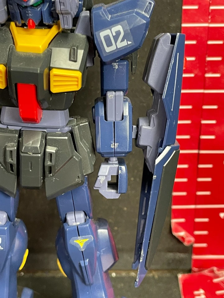 Modelo Bandai (HGUC) construído à mão modelo em escala 1/144 do RX-178 Gundam Mk-II - Imagem 4 de 4