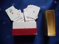 Miniaturowe karty do gry ze złotą krawędzią w pudełku do przechowywania