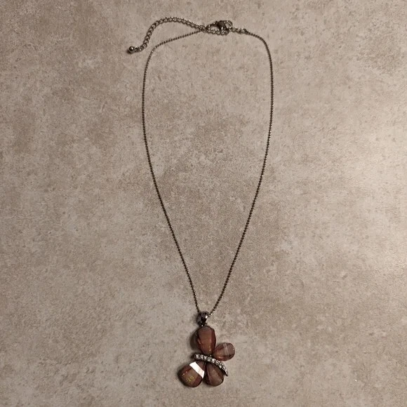 Colar pingente borboleta de resina âmbar cor e strass branco 16 polegadas - Imagem 2 de 4