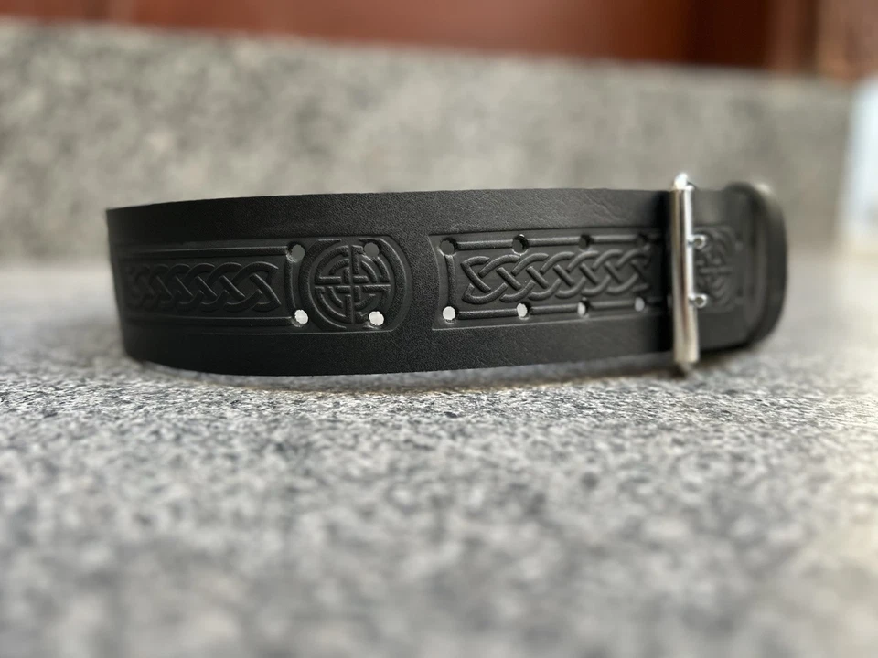 CINTURÓN KILT DE CUERO PARA ESCOCÉS KILT NEGRO EN RELIEVE HECHO A MANO Foto 3 de 4