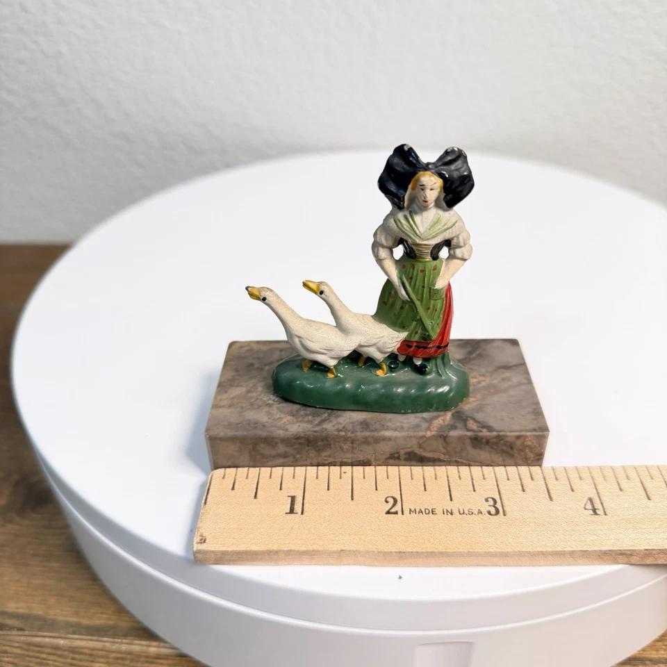 Divertida Estatua Caprichosa Pequeña de Metal Bretaña Francesa Mujer de Campo y Patos De Colección Foto 4 de 4